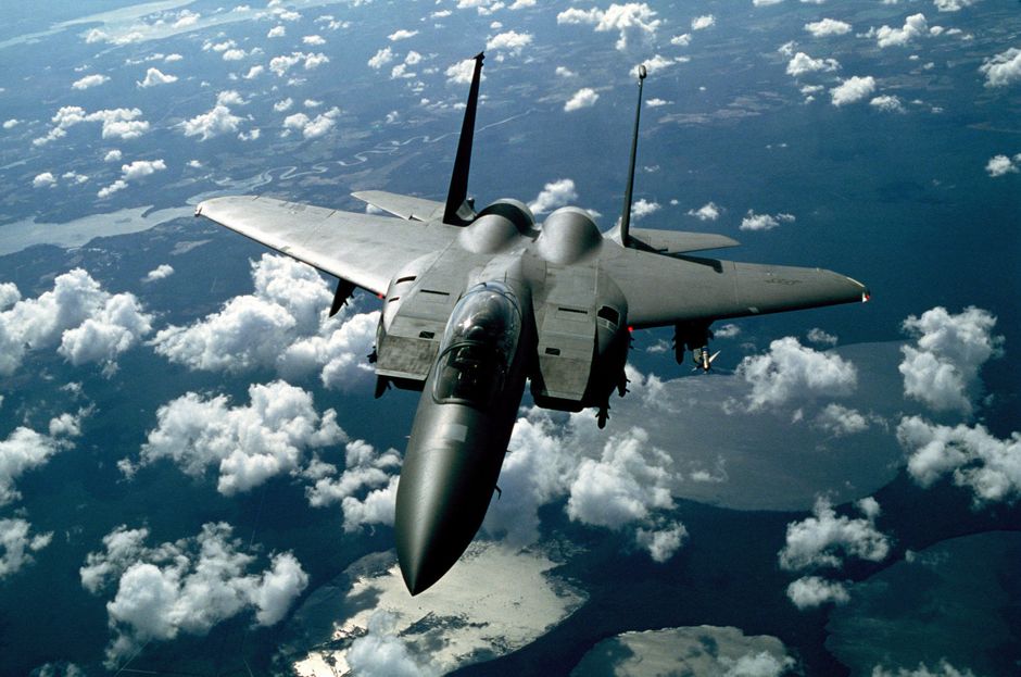 Cazas F-16 interceptan intrusos en el cielo de Trump
