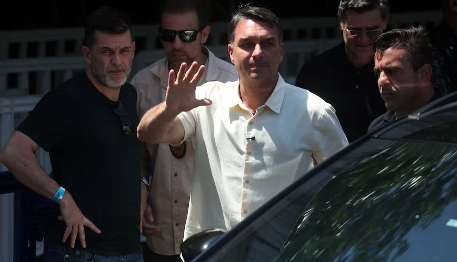 Flávio Bolsonaro llegó a Miami en un jet privado pese a tener prohibido salir de Brasil