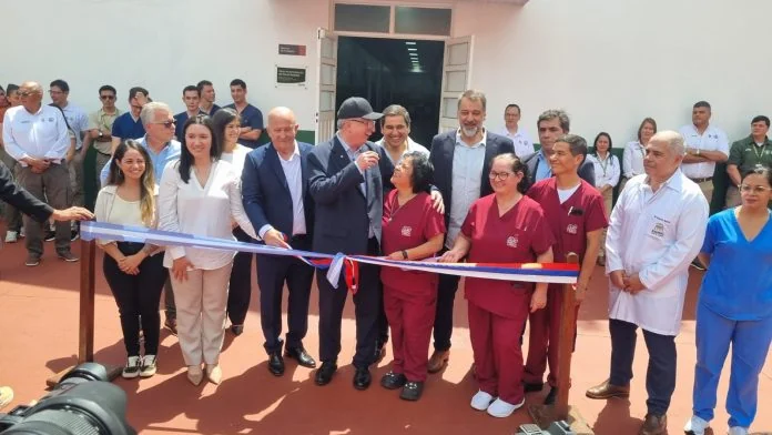 Passalacqua inauguró la renovada Pediatría del Hospital SAMIC de Iguazú y entregó seis ambulancias