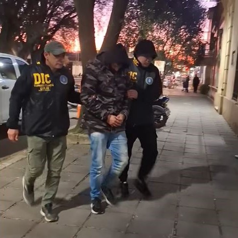 Conducía en contramano, saco su camioneta retenida por alcoholemia y terminó detenido en Monte Caseros